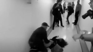 Agresión de agentes del ICE a una inmigrante ecuatoriana en corte de Nueva York