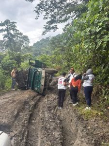 Grave deterioro vial en Santa Teresa impide paso de equipo médico y causa nuevo accidente